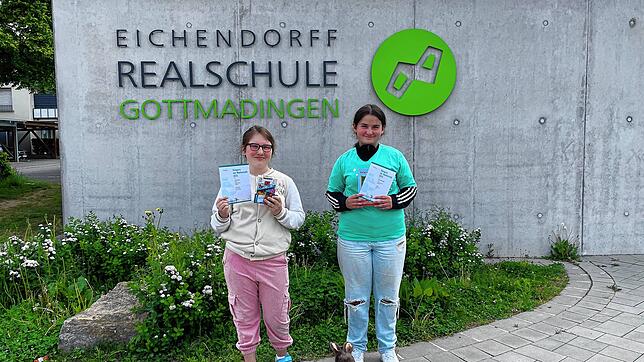 Preisträgerinnen: Leonie Mock (links) und Fiona Zimmermann. Foto: Schule