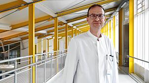 Marc Kollum, Chefarzt für Kardiologie am Hegau-Bodensee-Klinikum, stellt die Ergebnisse der Long-Covid-Studie vor.