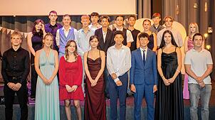 Die Absolventinnen und Absolventen der Christlichen Schule im Hegau bei der Abschlussfeier. Foto: Ladina Ruckstuhl