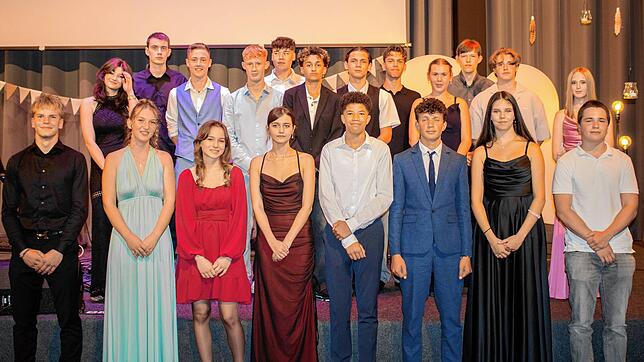 Die Absolventinnen und Absolventen der Christlichen Schule im Hegau bei der Abschlussfeier. Foto: Ladina Ruckstuhl