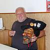 Hier ist Albert Hofmeier daheim, in Gündelwangen beim Feuerwehrgerätehaus auf seiner Kücheneckbank. Die Räubermaske wird in Ehren ...