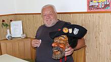 Hier ist Albert Hofmeier daheim, in Gündelwangen beim Feuerwehrgerätehaus auf seiner Kücheneckbank. Die Räubermaske wird in Ehren ...
