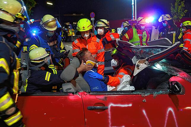 Zusammenarbeit: Feuerwehr und DRK arbeiten auch im Realeinsatz eng zusammen. Hier hilft ein Feuerwehrmann, den Verunglückten mit ...
