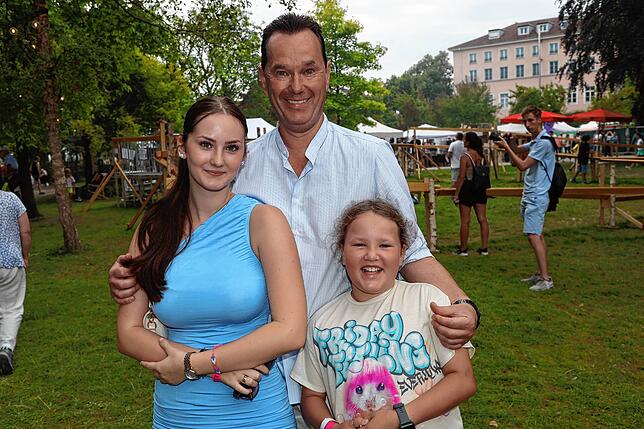 Bild 28: Hier ist was los! Die Besucher schlendern beim Seenachtfest 2023 über die Hafenmeile