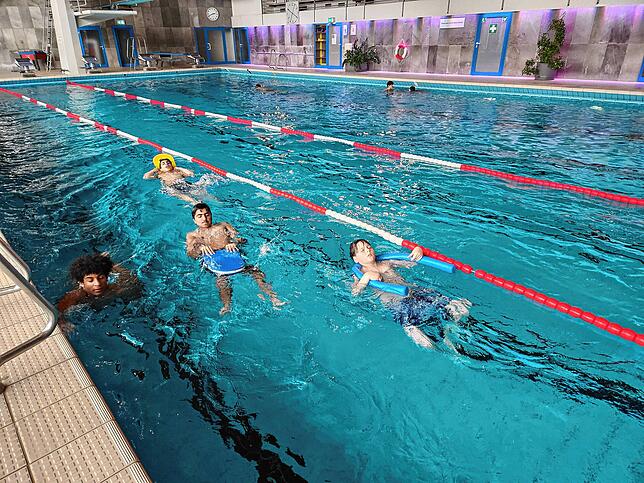 Devid Bello, Abubakar Cheema, Marcel Geibel (v.l) und Marin Mahamad (hinten rechts) können bereits schwimmen und trainieren nun für den ...