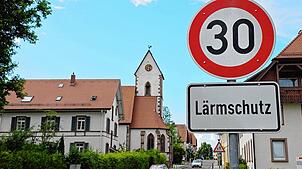 An der Ortsdurchfahrt in Mönchweiler weisen in regelmäßigen Abständen Schilder auf die zulässige Höchstgeschwindigkeit von Tempo 30 zum ...