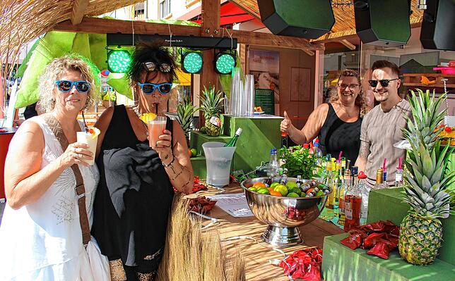 Die Besucher genießen bei dem heißen Wetter am „Sommer in Wehr“ das Copacabana-Flair in vollen Zügen und gönnen sich mit den Getränken ...
