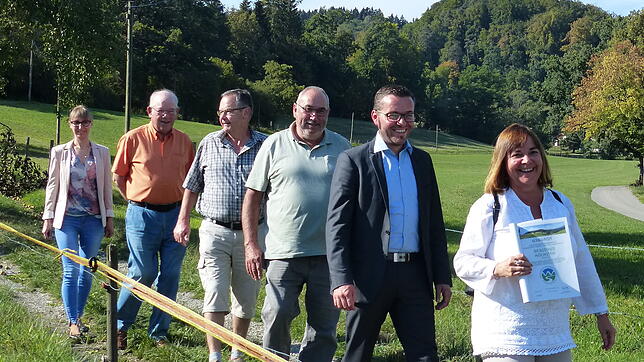 Sie freuen sich über die Rezertifizierung des Premiumwanderwegs "Bergtour Höchsten" (von vorn): Sylvia Westermann, Fabian Meschenmoser, ...