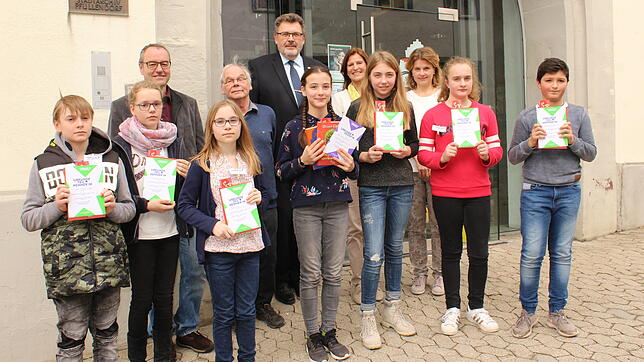 Lucas-Elijah Lidan, Emma Gutemann, Malin Fleig, Ayse Rana Türkmen, Elena Tyborski, Käthi Herlemann und Amando Bayrami (vorn, von links) ...