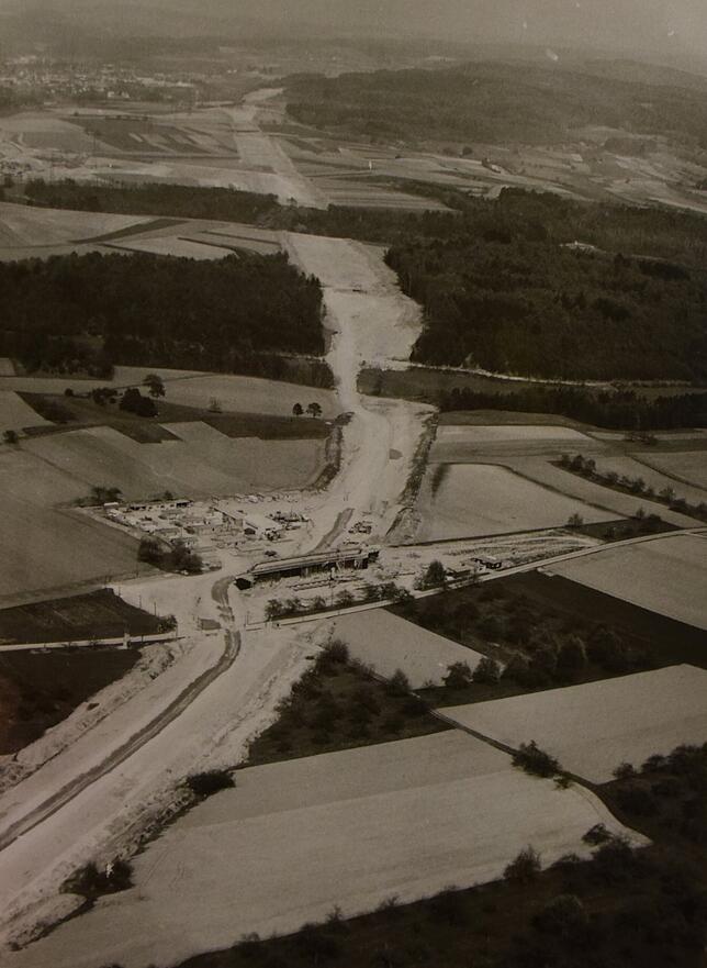 Mai 1979: Hier entsteht langsam eine Schneise für die Autobahn 98 zwischen Singen und Stockach.