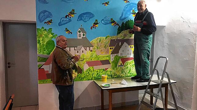 Franz Schnurr und Manfred Storz feilen an den letzten Details ihres Kunstwerks. Bild: Rebberg-Hexen
