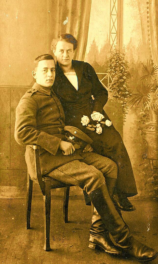 Ernst Hermann Krotzinger und seine Ehefrau Lina, geb. Kleißler, 1914 zu Beginn des Ersten Weltkriegs. Ernst Hermann verstarb bereits ...