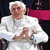 Der emeritierte Papst Benedikt XVI. Mitte Juni am Flughafen München zu seinem Flugzeug: Der Geistliche hat Opfer sexuellen Missbrauchs ...