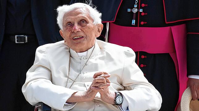 Der emeritierte Papst Benedikt XVI. Mitte Juni am Flughafen München zu seinem Flugzeug: Der Geistliche hat Opfer sexuellen Missbrauchs ...