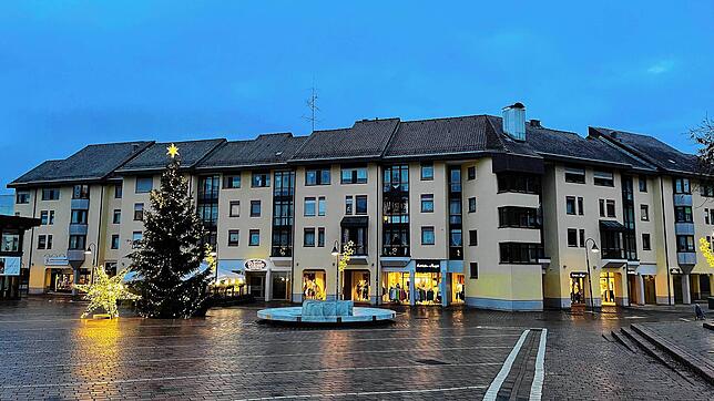 Auf dem Muslenplatz in Schwenningen verbreiten Stadtmusik und Liederkranz gemeinsam mit ihrem Publikum Weihnachtsstimmung.