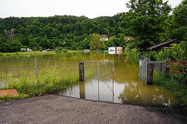 Hier gibt es das immer mal wieder: In Waldshut sucht sich das Wasser des Rheins seinen Weg.