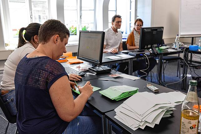 Die Auszählung erfolgt im Radolfzeller Rathaus in Teams am Computer. Mehrere Stunden lang haben die Wahlhelfer hier konzentriert gearbeitet.