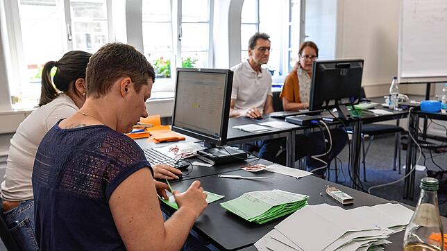 Die Auszählung erfolgt im Radolfzeller Rathaus in Teams am Computer. Mehrere Stunden lang haben die Wahlhelfer hier konzentriert gearbeitet.