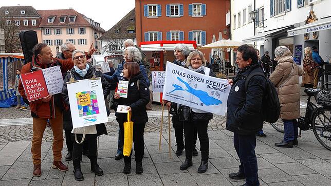 Die „Omas gegen rechts“ wollen auch die kommenden drei Samstage nutzen, um in der Überlinger Fußgängerzone für Demokratie und gegen ...