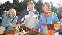 Marion Pion (v.l.) und Michael Kiesel genießen die Neckereien von Christina Mayr (mit Anna) beim Einkauf. Bilder: Martina Wolters