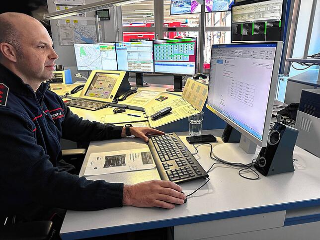 Holger Sugg arbeitet seit anderthalb Jahren in der Einsatzzentrale. Die ist rund um die Uhr besetzt und nimmt die Feuerwehr-Notrufe ...