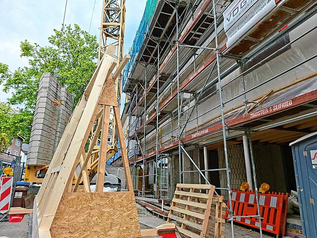 Wegen solcher schwerer Lasten wie dieses Holzelement müsse er den großen Kran im Einsatz lassen, sagt der Bauherr. Einen kleineren ...