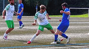 DJK-Spieler Marcel Winterhalder (weiß) im Zweikampf mit Tennenbronns Raphael Fleig. Am Ende gab es ein dominanten 3:0-Erfolg des FVT.