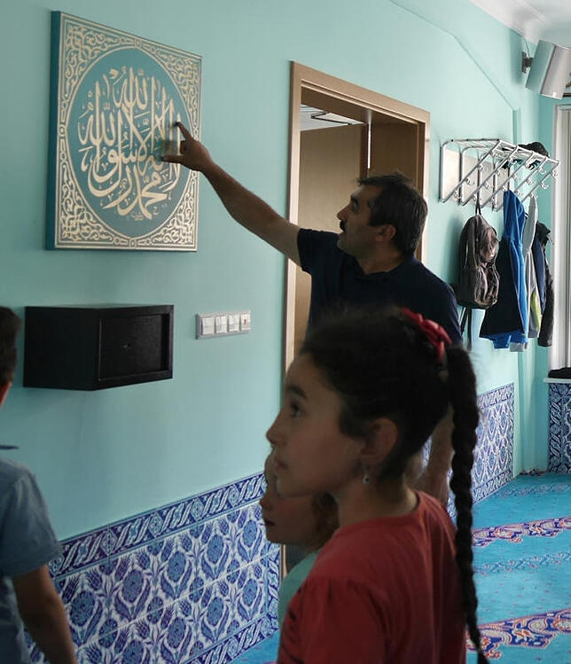 Der Imam erklärte seinen Gästen, wie die Sure auf diesem Rundbild gelesen wird.