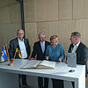 Und es existiert doch: Ein Foto von Kanzlerin Angela Merkel mit dem Goldenen Buch der Gemeinde Immendingen. Mit auf dem Foto ...
