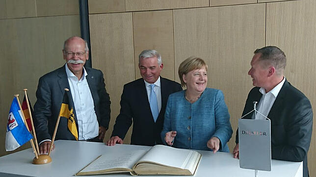 Und es existiert doch: Ein Foto von Kanzlerin Angela Merkel mit dem Goldenen Buch der Gemeinde Immendingen. Mit auf dem Foto ...