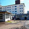 Patienten, die selbst den Verdacht hegen, mit dem Coronavirus infiziert zu sein, werden gebeten, den Hintereingang des Krankenhauses in ...