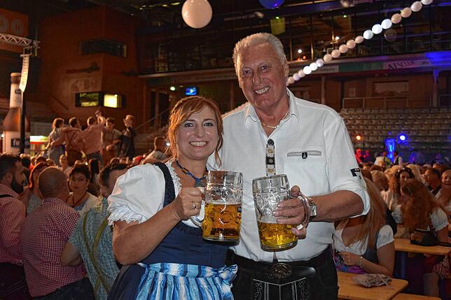 Zünftig feiern können die Bürger. Hier Klaus und Hässler Klaus Hässler und Beate Kernleitner auf einem Archivbild.