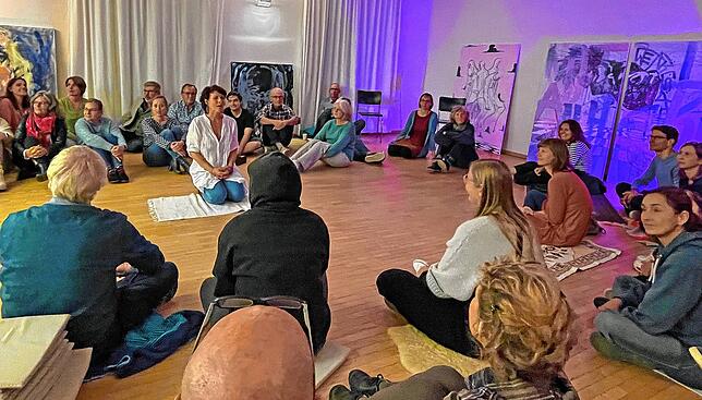 Der „Fliegende Teppich“ sucht einen festen Landeplatz: Sängerin Isabell Marquardt hatte beim jüngsten Treffen einen Teil ...