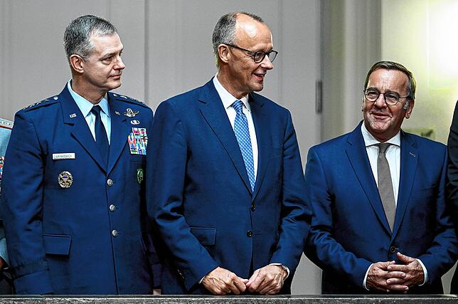 Alexus G. Grynkewich (l-r), US-amerikanischer Generalleutnant und Oberbefehlshaber der Nato-Truppen in Europa, Bundeskanzler Friedrich ...
