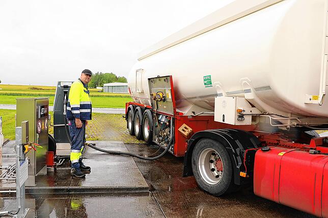 Uwe Weber befüllt auf dem Rollfeld des Flugplatzes Donaueschingen einen Treibstoffspeicher mit Kerosin.