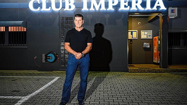 Roger Simon steht vor seinem Club Imperia. Die Frauen mieten hier Zimmer für 100 Euro am Tag, mit den Freiern rechnen sie direkt ab. Pro ...