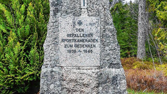 Zum Gedenken der im Zweiten Weltkrieg gefallenen Sportkameraden steht am Schlüchtsee-Stadion in Grafenhausen ein Gedenkstein.