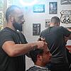 In seinem Babershop in der Münsterpassage kümmert sich Saad Allawi um die Frisur von Kilian Muchenberger. Im Hintergrund arbeitet sein ...