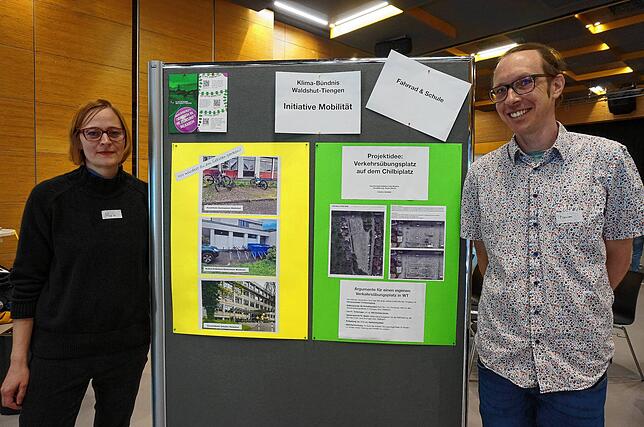 Maria Maier und Florian Riegger beim Generationendialog im April 2024 in der Waldshuter Stadthalle – die Initiative Mobilität stellte ...