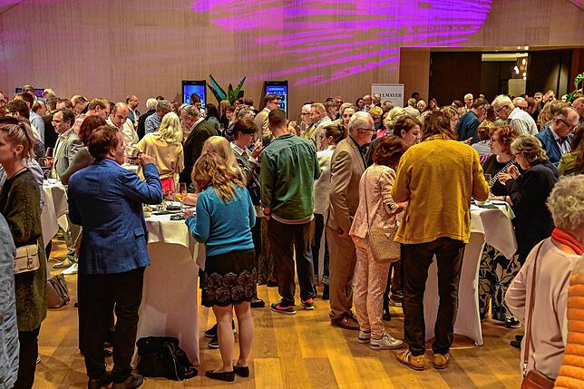 Die Gäste müssen sich um wenige Tische drängen – das moniert so mancher Besucher, während die Qualität der Speisen sehr gelobt wird.