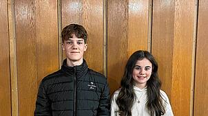 Bei der Versammlung werden Philipp Weiß und Melina Dorer für ihren vorbildlichen Probenbesuch ausgezeichnet.  Bild: Volker Schwer