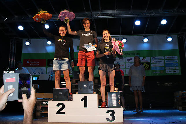 Das sind die Siegerinnen der vierten Lauchringer Triathlon-Nacht: Auf dem ersten Platz Marlen Fuhrmann von der LG Hohenfels mit einer ...