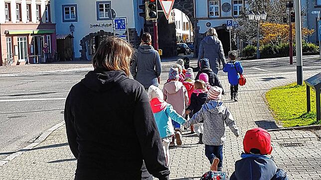 Kindergartenkinder beim Spaziergang durch Villingen, hier auf einem Archivbild kurz vor dem ersten Lockdown im Frühjahr 2020. Müssen die ...