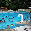 Ab dem Wochenende sind das Wellenbad in Ailingen sowie die anderen Häfler Freibäder den Tag über wieder durchgehend geöffnet.