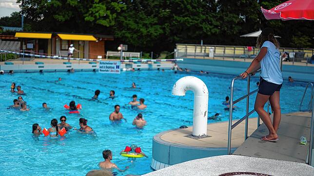 Ab dem Wochenende sind das Wellenbad in Ailingen sowie die anderen Häfler Freibäder den Tag über wieder durchgehend geöffnet.