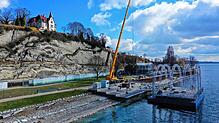Die Bögen wurden vom Kran an die künftige Position auf der Seebühne gebracht.