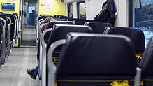 Im fast leeren Waggon und nicht elektrisch: Mit dem Dieselzug geht es an diesem Morgen auf der frisch elektrifizierten Südbahn von ...
