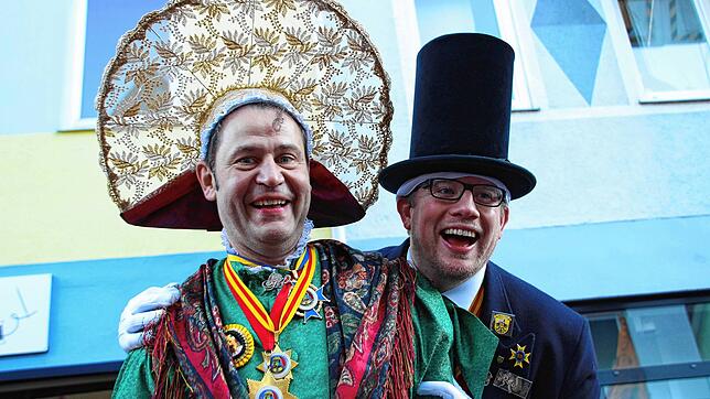 Überlingens Narreneltern Stefan Mayer und Achim Friesenhagen beim Sonntagsumzug des Viererbunds in Oberndorf.