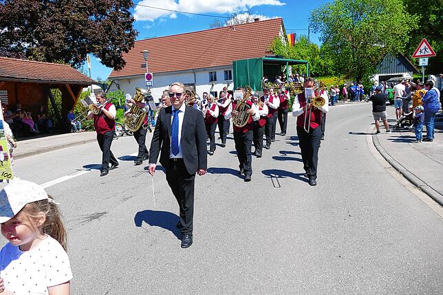 Bild 24: Scheunenfest 2025: Jubiläumsumzug und mitreißende Open Air Musik in Hüfingen-Sumpfohren