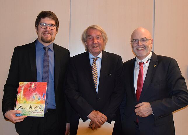 Museumsleiter Johannes Waldschütz (links), Chagall-Experte Roland Doschka (Mitte), Bürgermeister Rainer Stolz stellen sich bei der ...